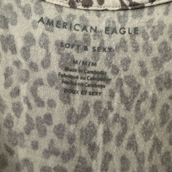 Woman’s American Eagle Medium Lightweight Leopard Print V-Neck Blouse Top - Picture 6 of 7